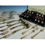 SILVER HALLMARKED CUTLERY TO INCLUDE A CASED SET OF TWELVE TEA SPOONS AND A PAIR OF SUGAR TONGS