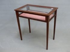 AN EDWARDIAN GLAZED MAHOGANY DISPLAY TABLE, THE RECTANGULAR LID CROSS BANDED IN SATIN WOOD ABOVE