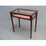 AN EDWARDIAN GLAZED MAHOGANY DISPLAY TABLE, THE RECTANGULAR LID CROSS BANDED IN SATIN WOOD ABOVE