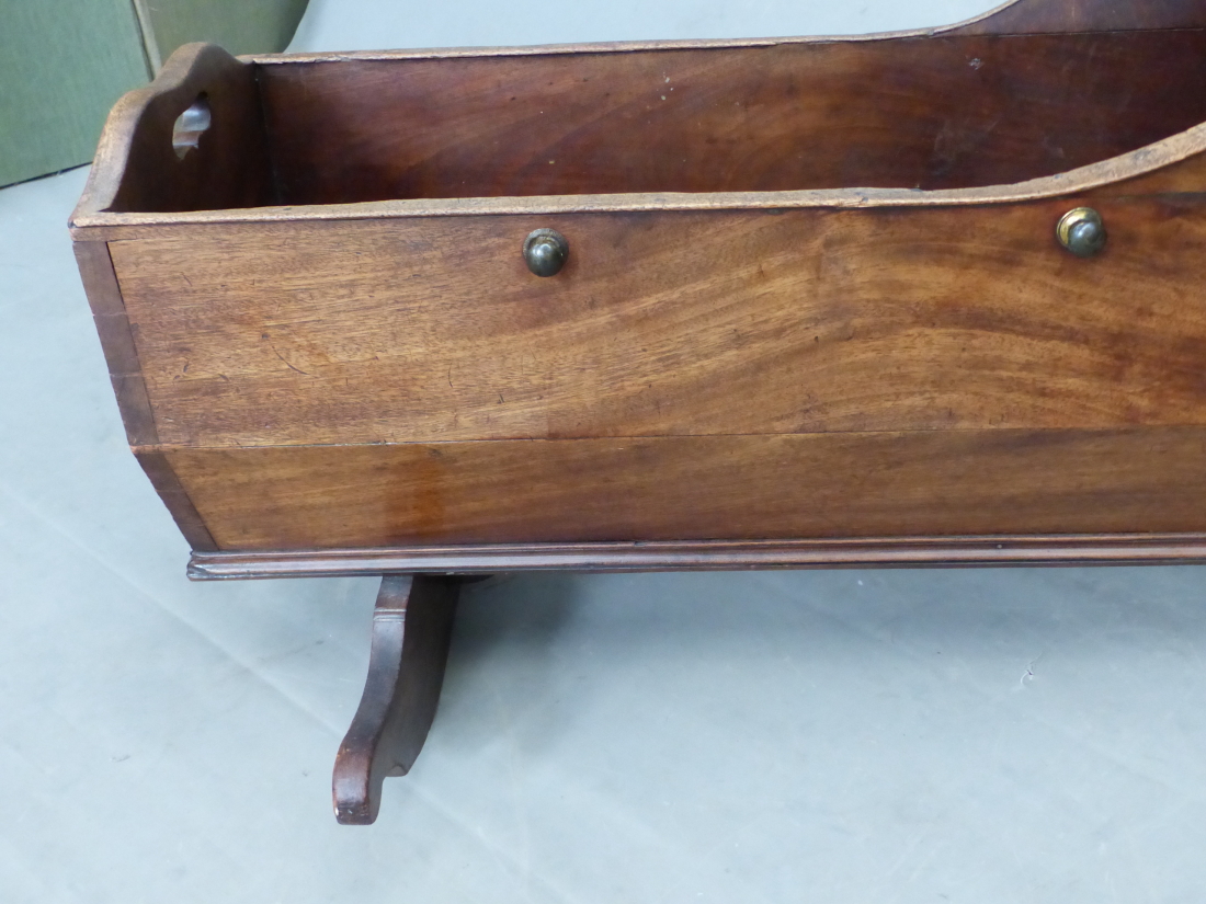 A LATE GEORGIAN MAHOGANY ROCKING CRADLE WITH INLAID DECORATION TO THE HOOD. 100cm (L). - Image 5 of 12