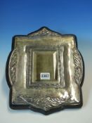 A PLATE ON COPPER FRAMED BEVELLED GLASS MIRROR. 36 x 28cms., A TURKISH WHITE METAL MUG, COVER AND