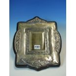 A PLATE ON COPPER FRAMED BEVELLED GLASS MIRROR. 36 x 28cms., A TURKISH WHITE METAL MUG, COVER AND