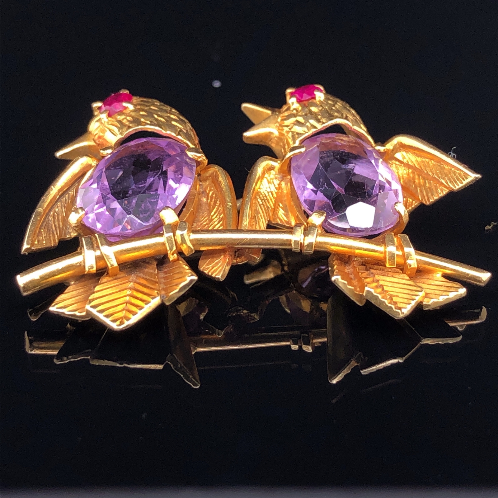 TWO BIRDS ON A BRANCH BROOCH, 18ct GOLD FORMS WITH AMETHYST BODIES AND RUBY EYES. APPROX 4cms X - Image 2 of 6