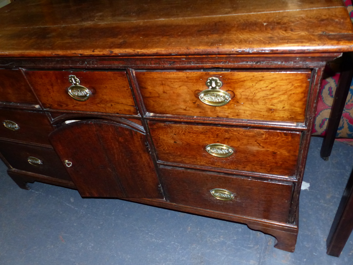 AN 18th C. OAK DRESSER BASE, A CENTRAL DRAWER AND ROUND ARCHED TOPPED CUPBOARD DOOR BELOW THE - Image 4 of 7