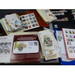A QTY OF WORLD STAMPS IN VARIOUS ALBUMS AND LOOSE