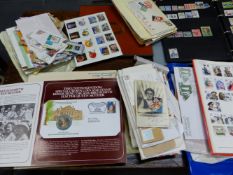 A QTY OF WORLD STAMPS IN VARIOUS ALBUMS AND LOOSE