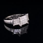 A 14ct WHITE GOLD MODERN MULTI PRINCESS CUT DIAMOND SET RING. THE THREE SECTIONS OF DIAMONDS MADE UP