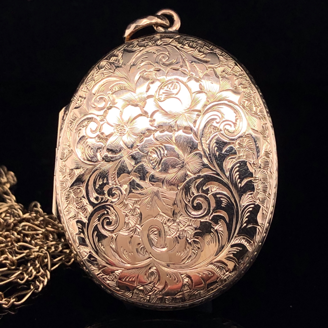 A 9ct GOLD SCROLL ENGRAVED OVAL LOCKET SUSPENDED ON A 9ct GOLD FIGARO STYLE CHAIN. LOCKET - Image 2 of 5