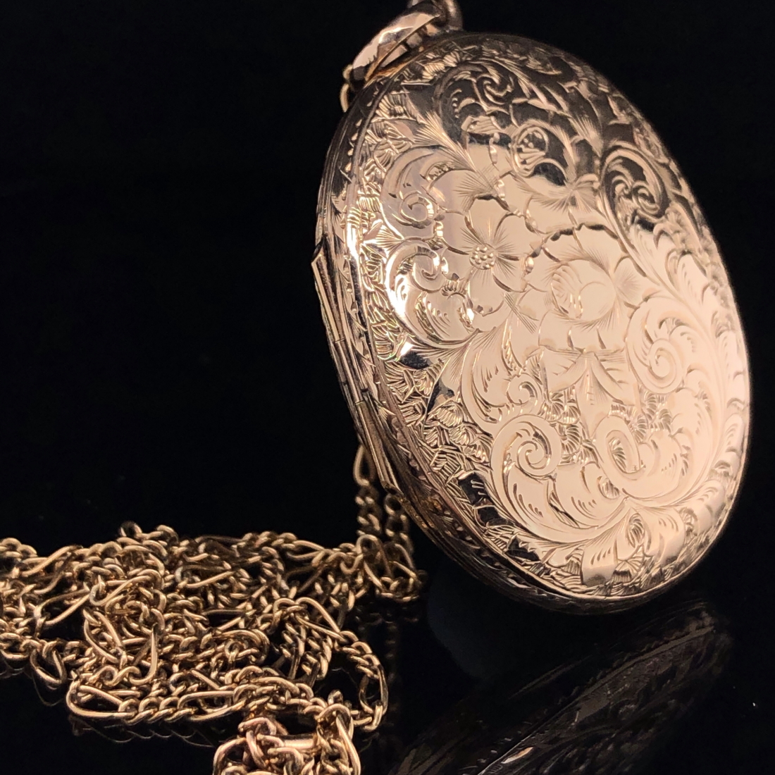 A 9ct GOLD SCROLL ENGRAVED OVAL LOCKET SUSPENDED ON A 9ct GOLD FIGARO STYLE CHAIN. LOCKET - Image 3 of 5