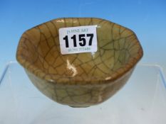 A CHINESE CRACKLE WARE OCTAGONAL BOWL, THE CRACKLES TINTED IN TWO TONES OF BROWN AGAINST THE