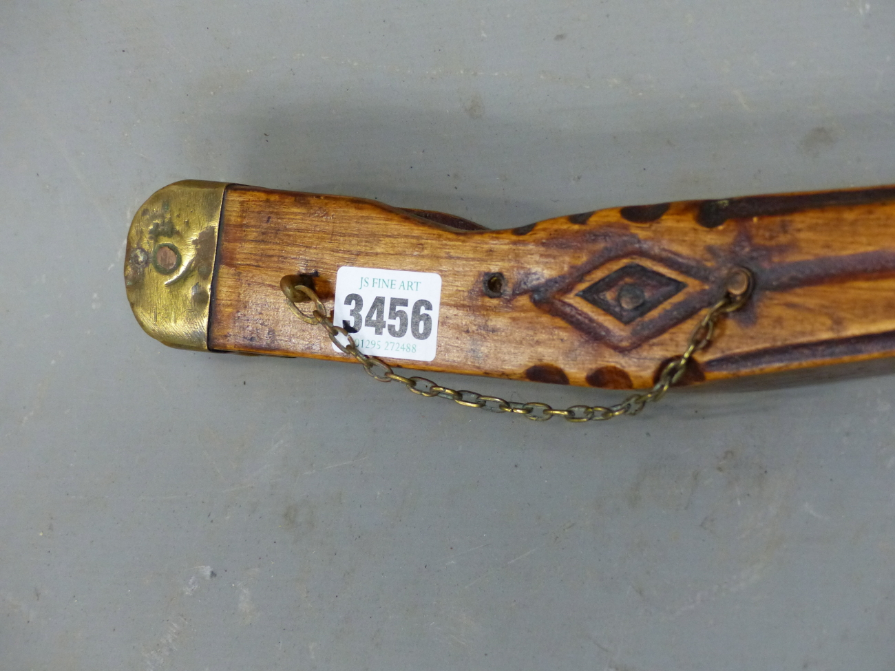 A CARVED WOOD BOAT TILLER HANDLE WITH A DOGS HEAD AT ONE END AND BRASS MOUNT THE OTHER. W 78cms. - Image 5 of 15