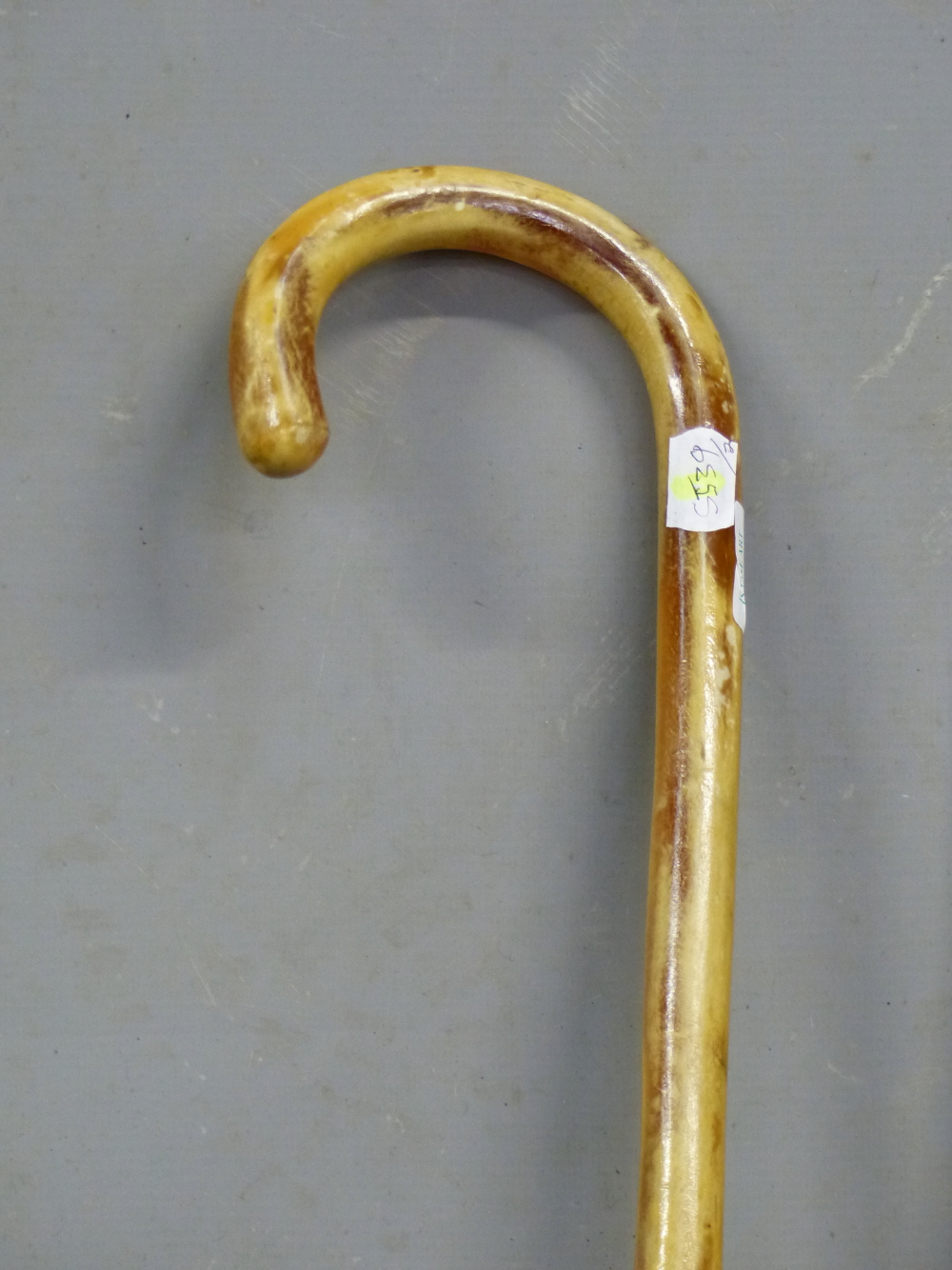A HORN WALKING STICK OF AMBER HUE TOGETHER WITH A WALKING CANE FORMED OF HORN IN BANDS OF COLOURS - Image 6 of 9