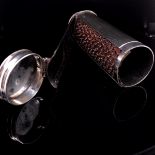 A GEORGIAN SILVER TUBULAR NUTMEG GRATER WITH A DOUBLE HINGED COVER, MAKERS MARK JW. LENGTH 6.5cms,