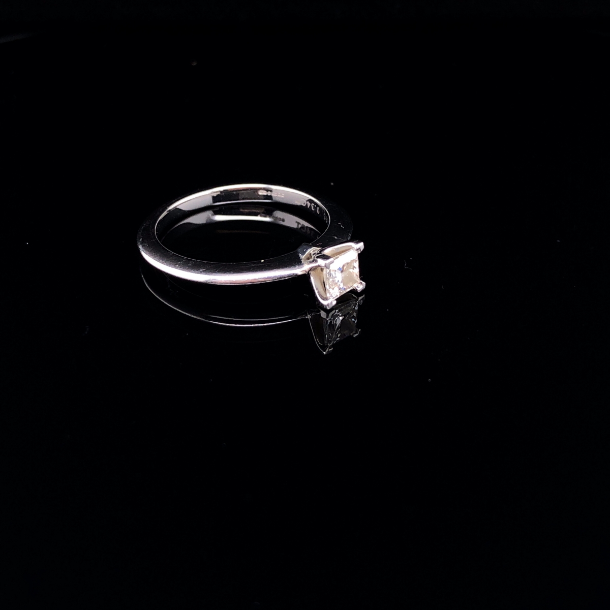 A TIFFANY AND CO PLATINUM AND DIAMOND SOLITAIRE RING. THE PRINCESS CUT DIAMOND IN A FOUR CLAW - Image 2 of 6