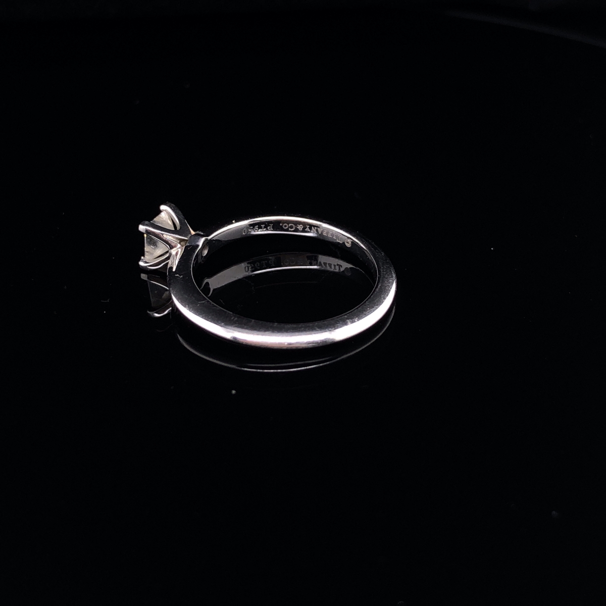 A TIFFANY AND CO PLATINUM AND DIAMOND SOLITAIRE RING. THE PRINCESS CUT DIAMOND IN A FOUR CLAW - Image 4 of 6