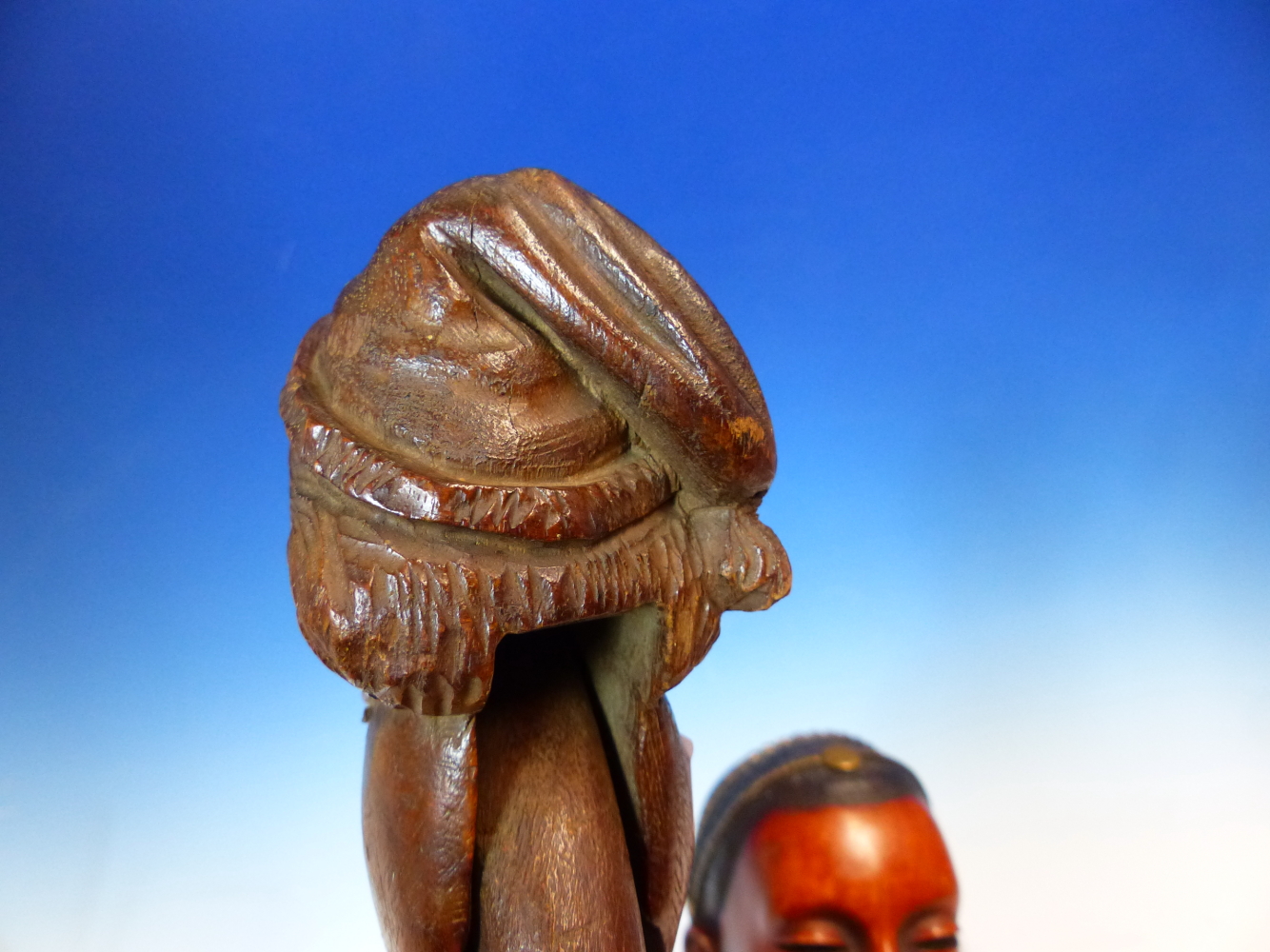 A VILLARS WOOD NUTCRACKER CARVED WITH A MANS HEAD WEARING A TASSELLED HAT, A CARVED WOOD BEAR. H - Image 8 of 17