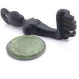 A ROMAN BRONZE KEY, THE HELMET OF THE BUST HANDLE WITH SUSPENSION RING SURMOUNT. H 7.5cms.