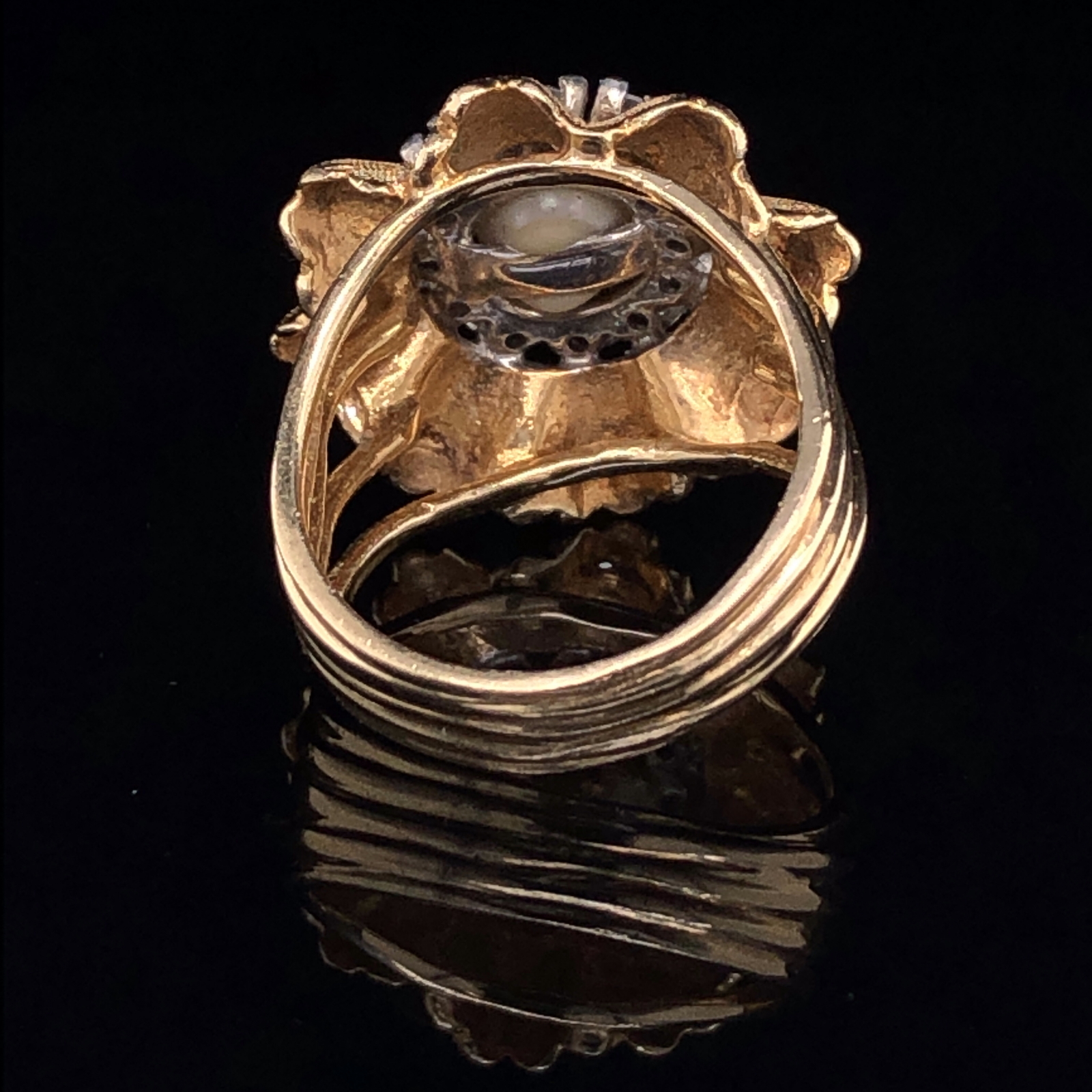 A 14ct GOLD PEARL AND DIAMOND VINTAGE RING. A SINGLE CULTURED PEARL SITS IN THE CENTRE OF A HALO - Image 7 of 7