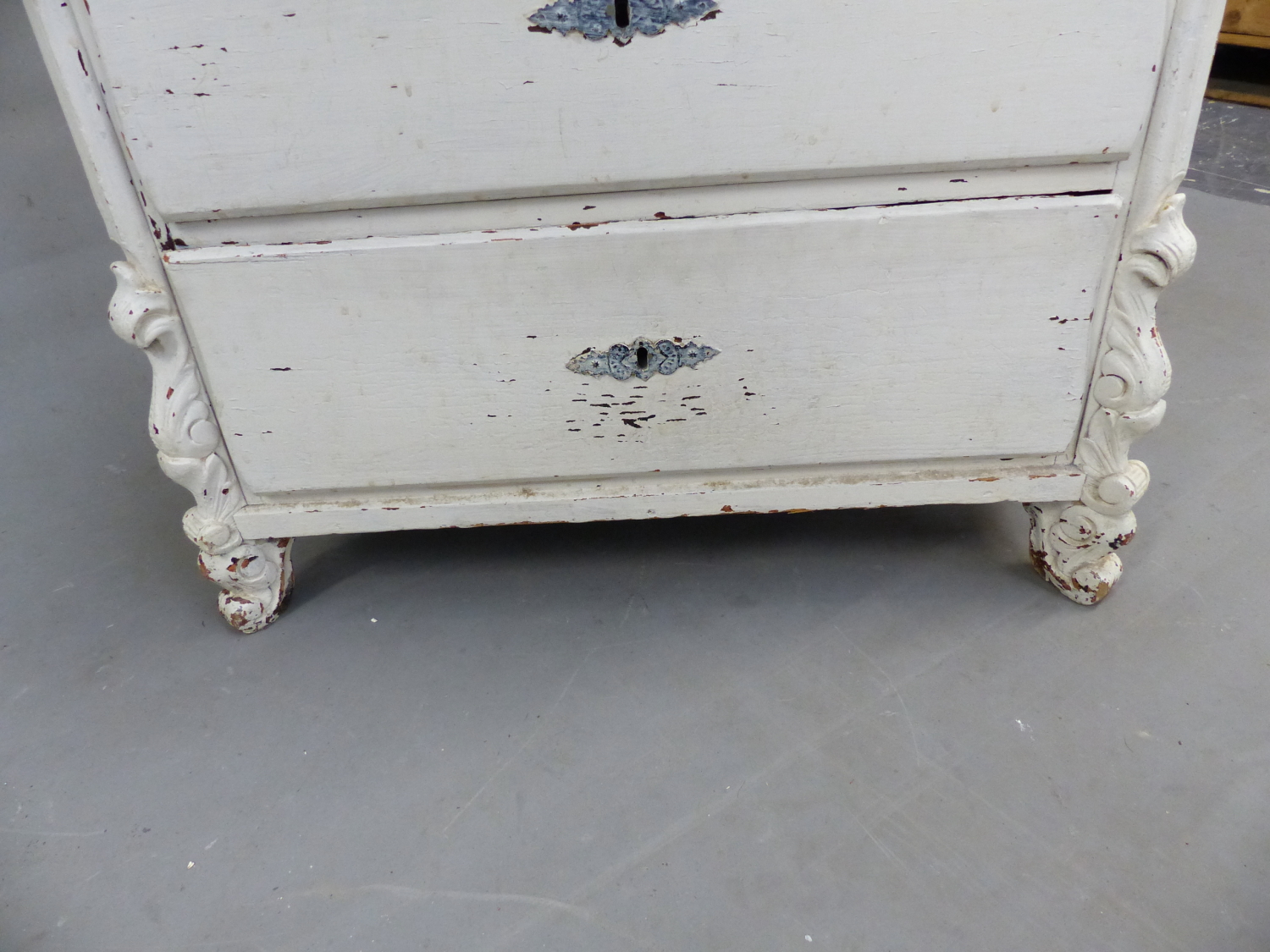 A 19th C. PAINTED PINE CHEST OF THREE DRAWERS BELOW A SERPENTINE FRONTED TOP AND ON FOLIATE CARVED - Image 3 of 10