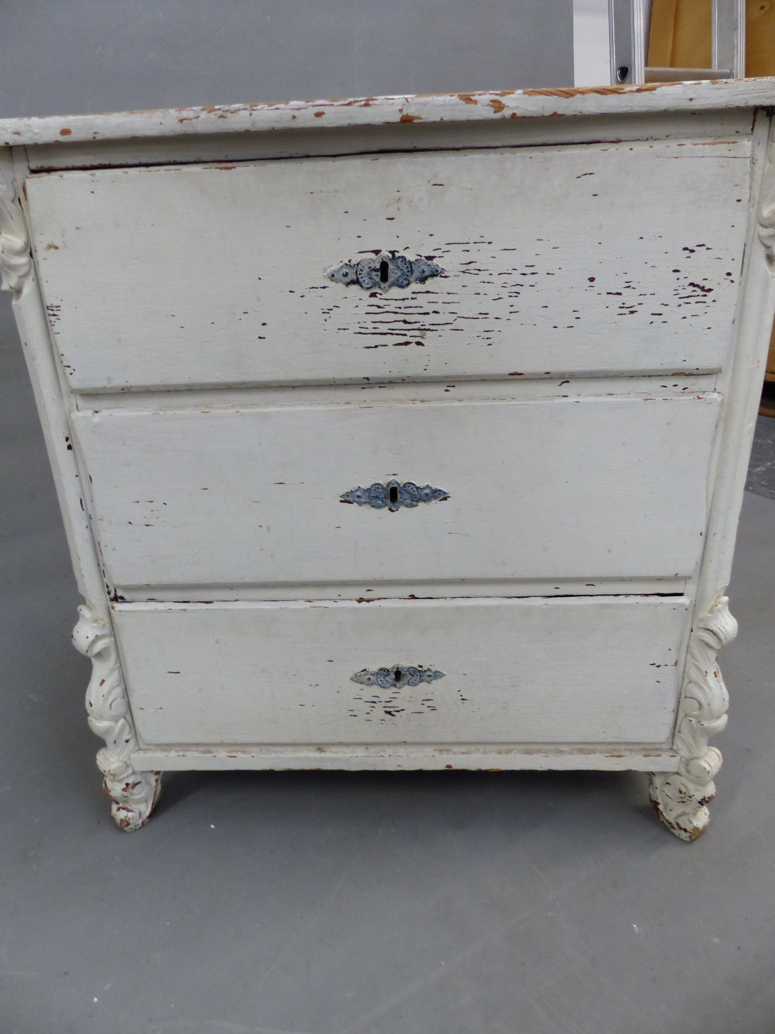 A 19th C. PAINTED PINE CHEST OF THREE DRAWERS BELOW A SERPENTINE FRONTED TOP AND ON FOLIATE CARVED - Image 2 of 10