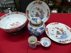 A COLLECTION OF CHINESE IMARI, TO INCLUDE: TWO PLATES, A BOWL WITH WOOD STAND AND A COFFEE CAN