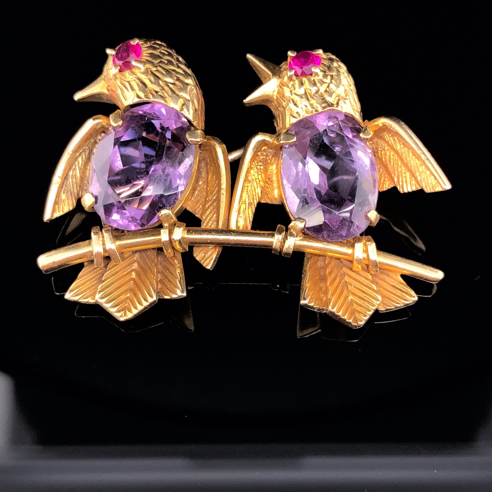 TWO BIRDS ON A BRANCH BROOCH, 18ct GOLD FORMS WITH AMETHYST BODIES AND RUBY EYES. APPROX 4cms X - Image 4 of 6