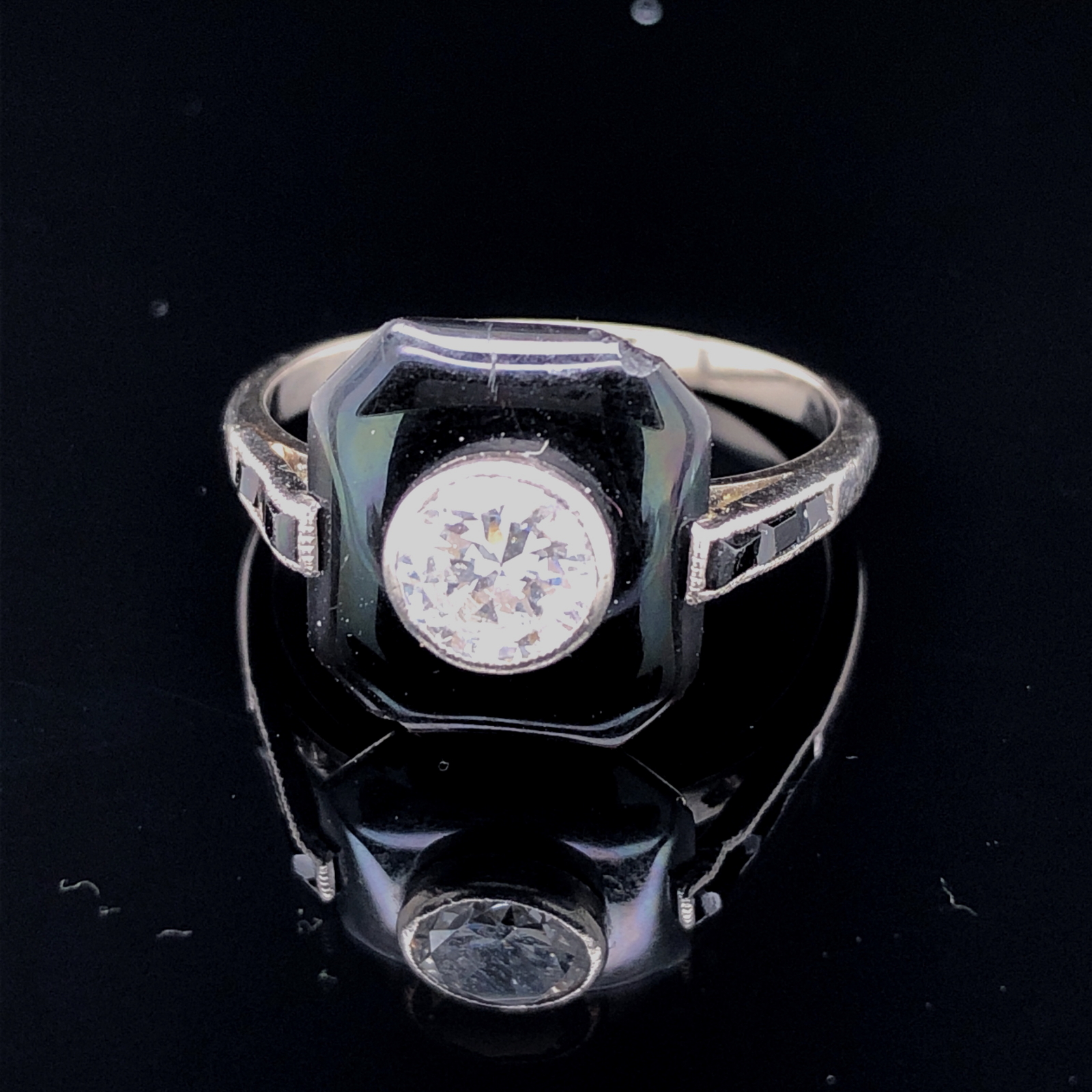 AN ART DECO STYLE DIAMOND AND BLACK ONYX SET 18CT WHITE GOLD RING. THE SINGLE ROUND BRILLIANT CUT TO - Image 2 of 7