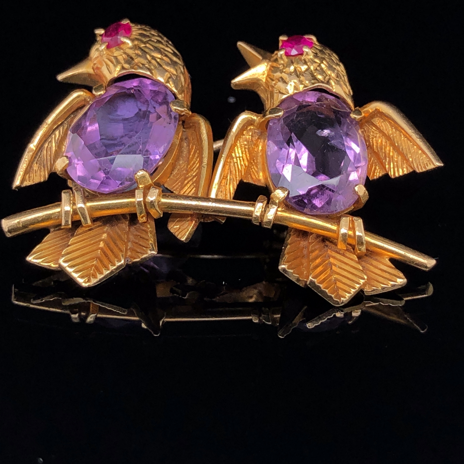 TWO BIRDS ON A BRANCH BROOCH, 18ct GOLD FORMS WITH AMETHYST BODIES AND RUBY EYES. APPROX 4cms X - Image 6 of 6