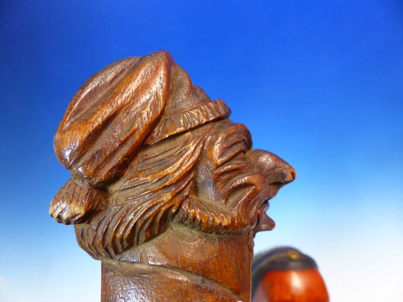 A VILLARS WOOD NUTCRACKER CARVED WITH A MANS HEAD WEARING A TASSELLED HAT, A CARVED WOOD BEAR. H - Image 9 of 17