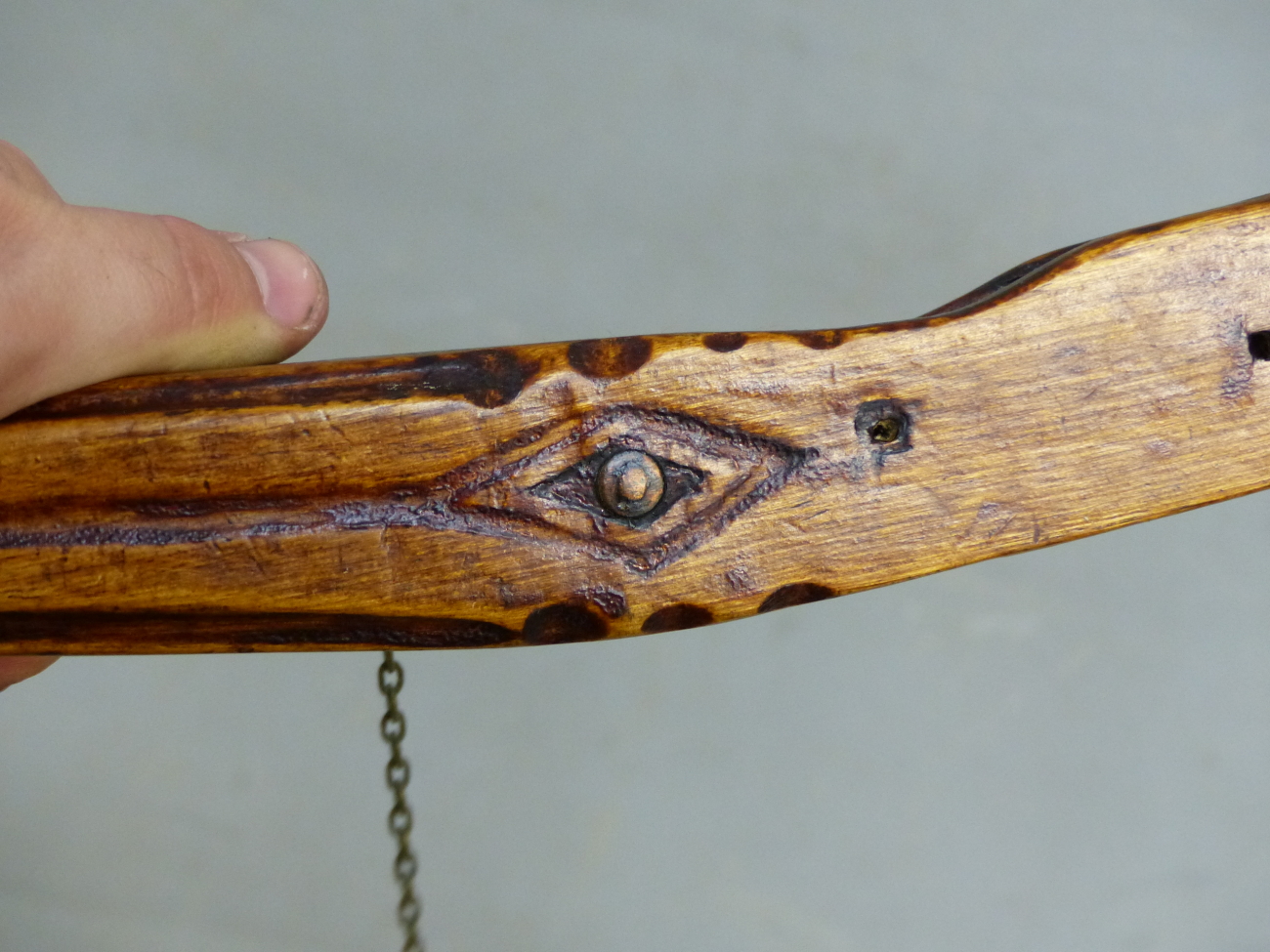A CARVED WOOD BOAT TILLER HANDLE WITH A DOGS HEAD AT ONE END AND BRASS MOUNT THE OTHER. W 78cms. - Image 10 of 15