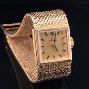 A 9ct GOLD OMEGA LADIES VINTAGE MANUAL WOUND WRIST WATCH, CIRCA 1968. SQUARE CHAMPAGNE DIAL, GOLD