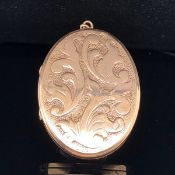 A VINTAGE 9ct GOLD OVAL SCROLL ENGRAVED LOCKET, 4.2cms X 3.2cms, WEIGHT 16.1grms.