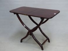 A MAHOGANY COACHING TABLE, THE CENTRE FOLDING ROUNDED RECTANGULAR TOP ON S-SHAPED LEGS JOINED BY