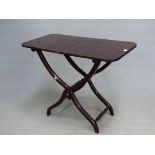 A MAHOGANY COACHING TABLE, THE CENTRE FOLDING ROUNDED RECTANGULAR TOP ON S-SHAPED LEGS JOINED BY