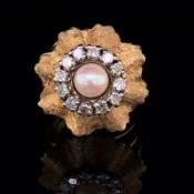 A 14ct GOLD PEARL AND DIAMOND VINTAGE RING. A SINGLE CULTURED PEARL SITS IN THE CENTRE OF A HALO