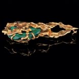 A CHARLES DE TEMPLE 18ct GOLD AND MALACHITE MODERNIST PENDANT / BROOCH, DATED 1964, LONDON AND
