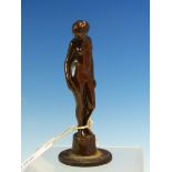 A BRONZE FIGURE OF A STANDING NUDE LADY LOOKING DOWN. H 13cms.