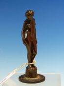A BRONZE FIGURE OF A STANDING NUDE LADY LOOKING DOWN. H 13cms.