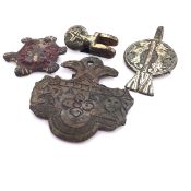 A MEDIAEVAL PARCEL GILT BRONZE PENDANT CAST WITH A BIRDS TAILED ROUNDEL OF TWO DRAGONS. H 4.5cms.