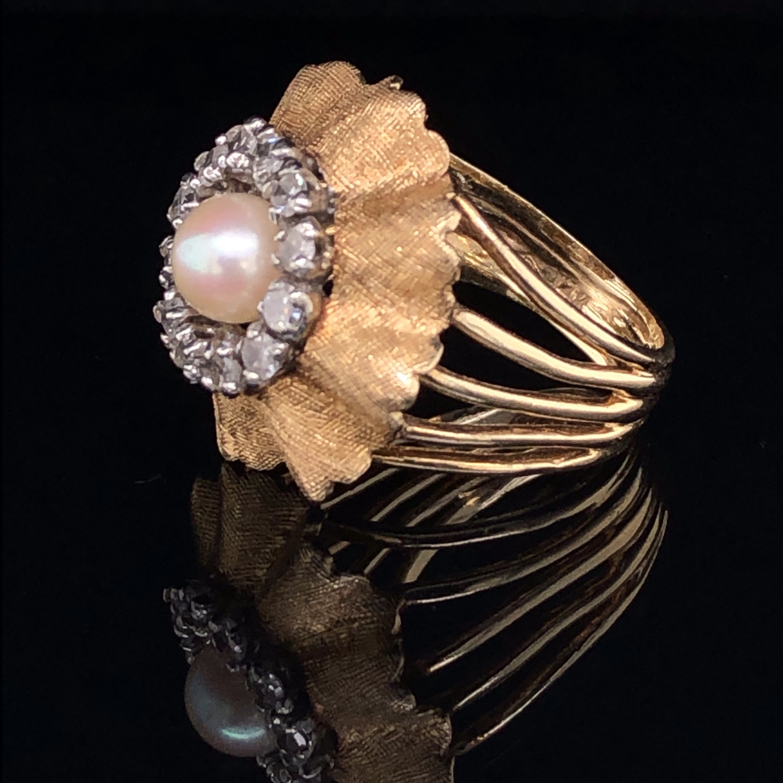 A 14ct GOLD PEARL AND DIAMOND VINTAGE RING. A SINGLE CULTURED PEARL SITS IN THE CENTRE OF A HALO - Image 6 of 7