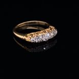 AN EARLY 20th CENTURY, 18ct GOLD FIVE STONE GRADUATED DIAMOND HALF HOOP CARVED RING, FINGER SIZE