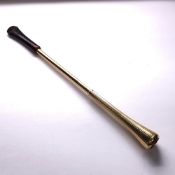 AN 18ct GOLD AND FAUX TORTOISESHELL VINTAGE CIGARETTE HOLDER WITH SPRUNG LOADED EJECTOR. LENGTH 14.