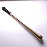 AN 18ct GOLD AND FAUX TORTOISESHELL VINTAGE CIGARETTE HOLDER WITH SPRUNG LOADED EJECTOR. LENGTH 14.