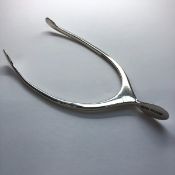 A PAIR OF HALLMARKED SILVER UNUSUAL WISHBONE FORM SUGAR TONGS, DATED 1923 BIRMINGHAM FOR LEVI &