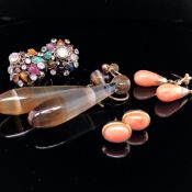 A PAIR OF AGATE DROP EARRINGS WITH SCREW BACK FITTINGS, A PAIR OF YELLOW METAL AND GEMSET MULTI