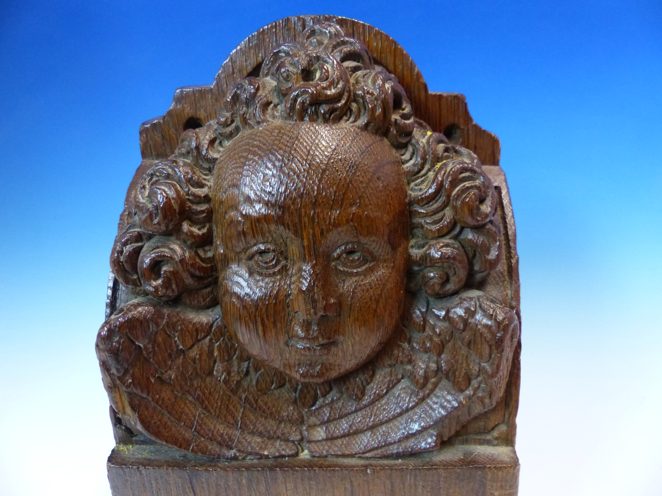 A 17th C. OAK BEAM END CARVED WITH THE HEAD OF A CURLY HAIRED ANGEL. W 15 x D 9 x H 28.5cms. - Image 2 of 11