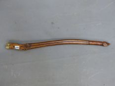 A CARVED WOOD BOAT TILLER HANDLE WITH A DOGS HEAD AT ONE END AND BRASS MOUNT THE OTHER. W 78cms.