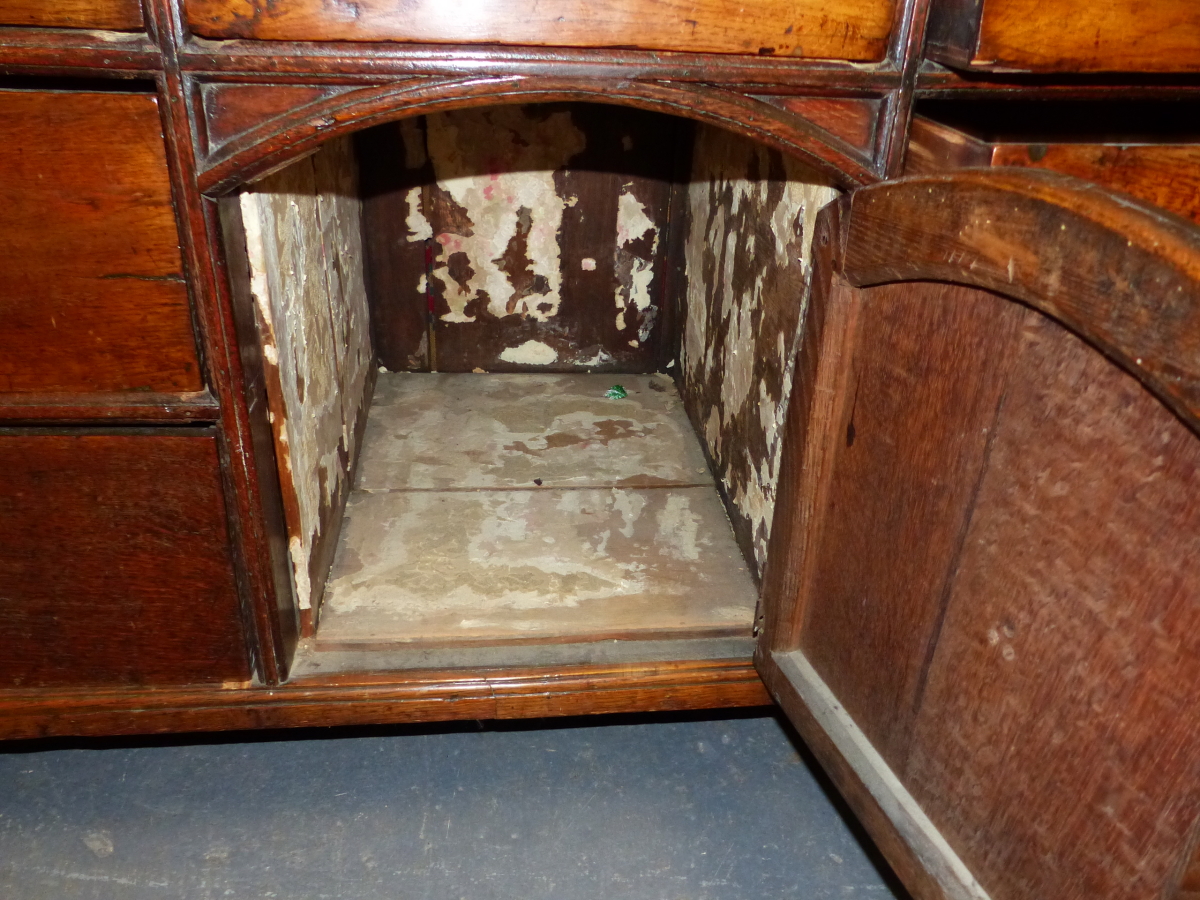 AN 18th C. OAK DRESSER BASE, A CENTRAL DRAWER AND ROUND ARCHED TOPPED CUPBOARD DOOR BELOW THE - Image 6 of 7