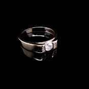 AN UNHALLMARKED 18ct GOLD AND DIAMOND RING. THE CENTRAL DIAMOND APPROX. ESTIMATED WEIGHT 0.28ct,