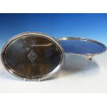 A PAIR OF GEORGIAN SILVER HALLMARKED OVAL TRAYS CENTRED WITH AN ENGRAVED ARMORIAL CREST. EACH WITH